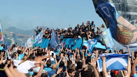 Festejo del Napoli, como campeón de la Serie A Festejo del Napoli, como campeón de la Serie A