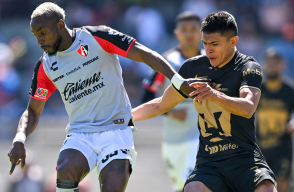 Julián Quiñones (izq.), delantero colombiano que milita en el Atlas, de México.