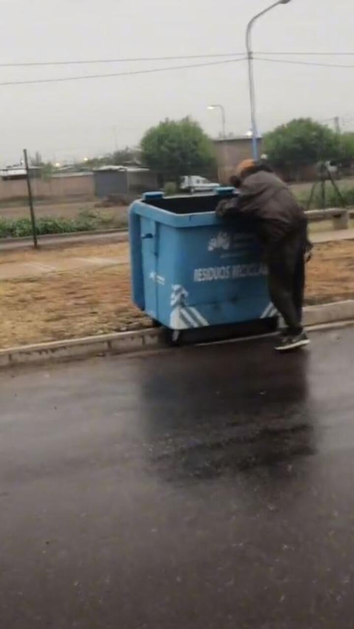 El gran gesto de un hombre con habitante de calle que estaba buscando comida en la basura
