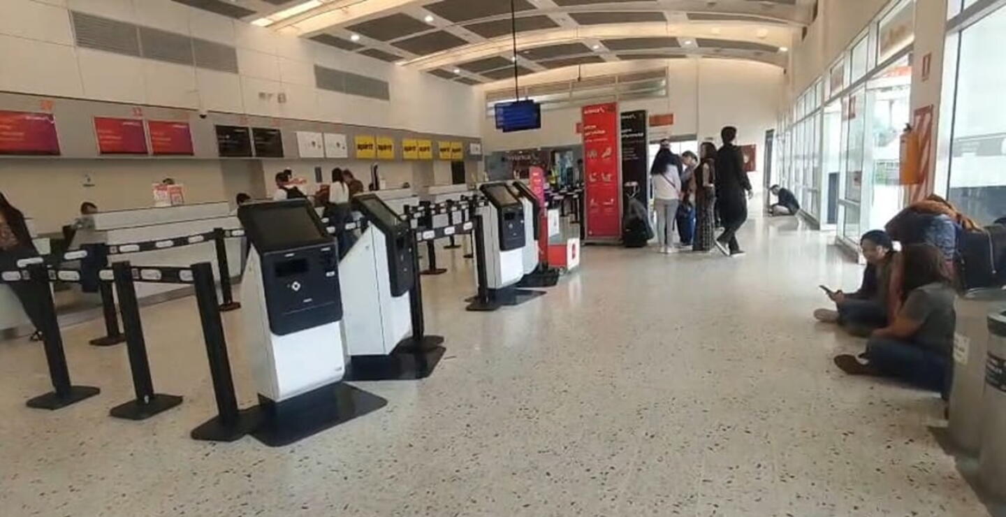 Pasajeros extranjeros permanecen en el piso del Aeropuerto Internacional Palonegro de Bucaramanga.JPG