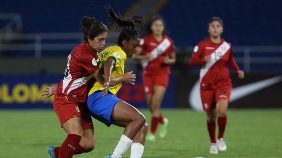 Brasil y Perú, en acción en la Copa América femenina.