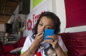 Huyó de casa a los 16 años, harta de un padre que la golpeaba. La prostitución fue su refugio, aunque luego se convirtió en un oficio al que hoy, a sus 51 años, quiere dignificar. Ángela Villón busca ser congresista en Perú y legislar para las minorías.