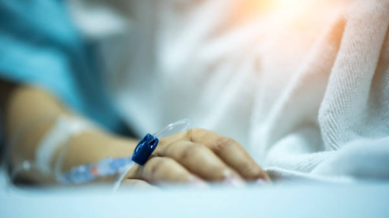 Foto referencial mujer en hospital