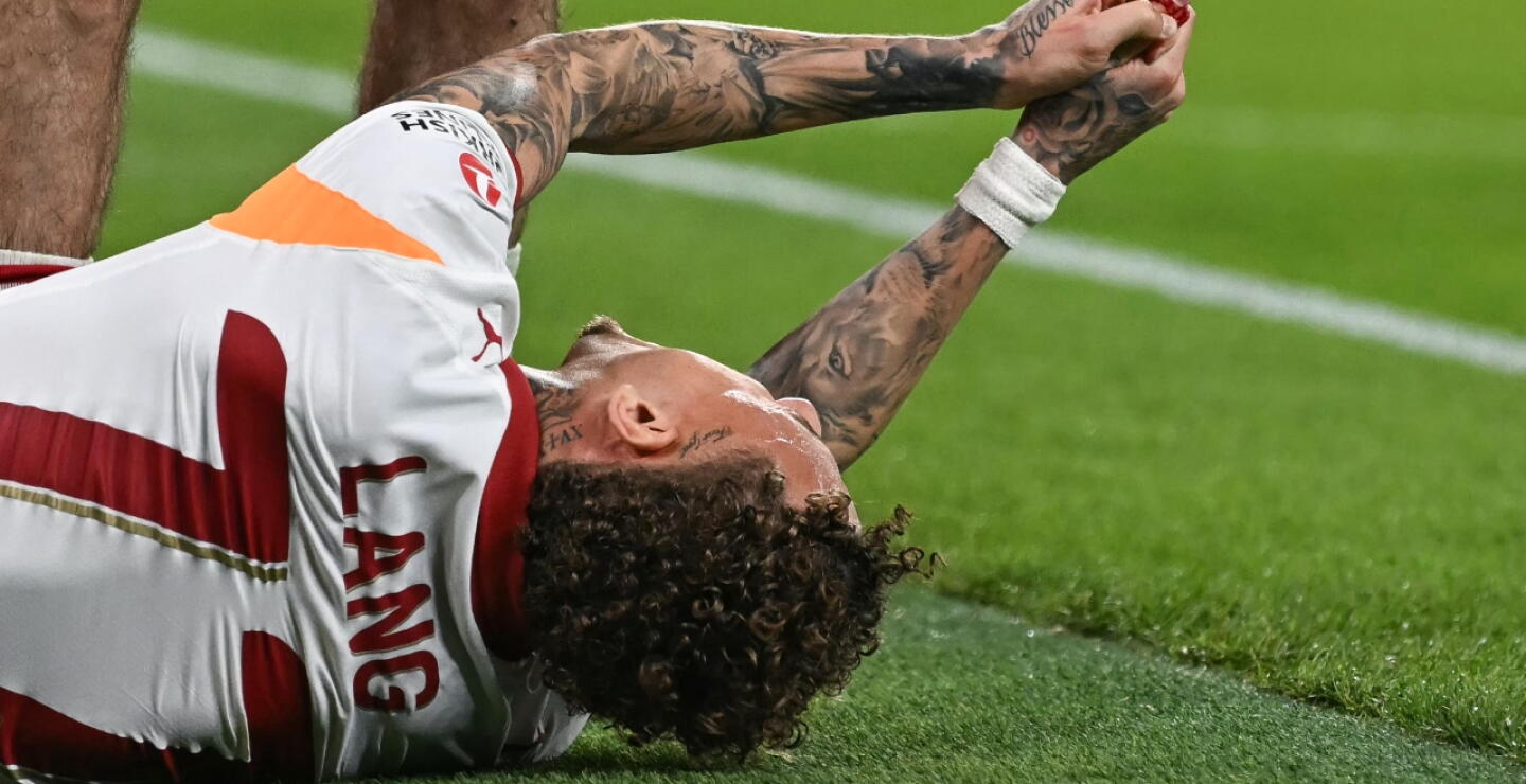  Noa Lang se lesionó el pulgar mientras disputaba el juego entre Liverpool y Galatasaray en Champions League. 