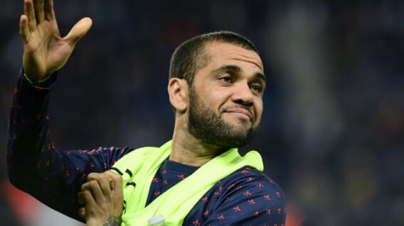 308923_Dani Alves sonríe: el PSG le renovó por una temporada, con opción a otra adicional