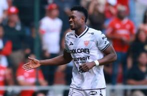 Diber Cambindo y un festejo de gol con Necaxa en la Liga MX. 