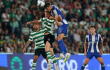 Luis Javier Suárez, al fondo, en juego de Sporting Lisboa frente al Porto. 