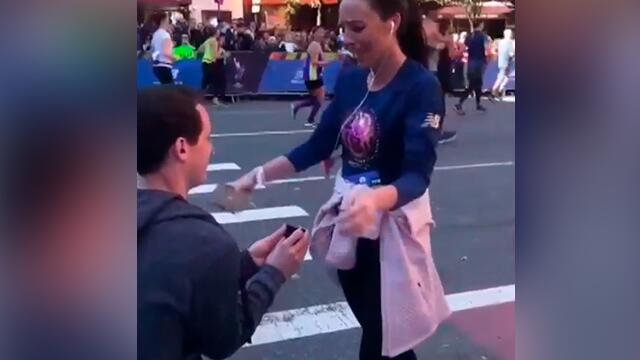 Atleta corría la Maratón de Nueva York cuando apareció su novio y la dejó sin aliento