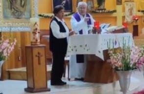 Padre echa a mamá y a su bebé de plena misa