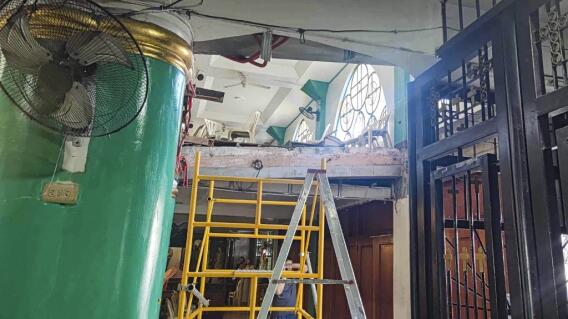 Balcón desplomado en iglesia de Filipinas Balcón desplomado en iglesia de Filipinas