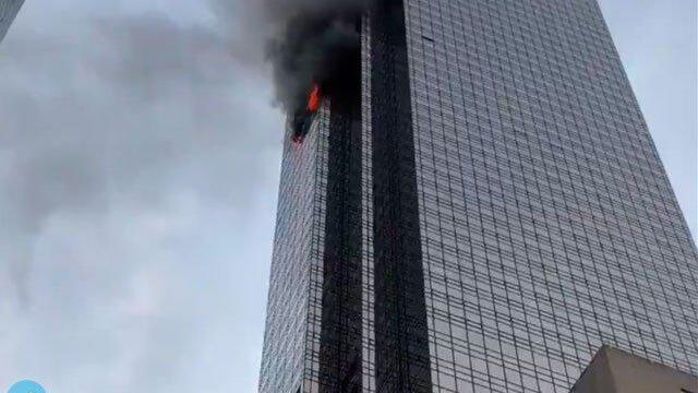 Voraz incendio consumió el piso 50 de la Trump Tower en Nueva York y partes cayeron a la calle
