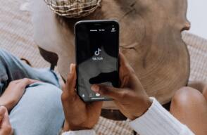 ¿Le han aparecido videos en TikTok que no estén relacionados a sus preferencias? Esta puede ser la razón