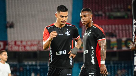 Luis Ramos (izq.), delantero del América en la previa del juego contra Junior por Copa BetPlay. 