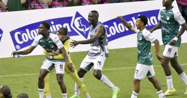 Avilés Hurtado celebra el gol que le marcó al América en el clásico. 