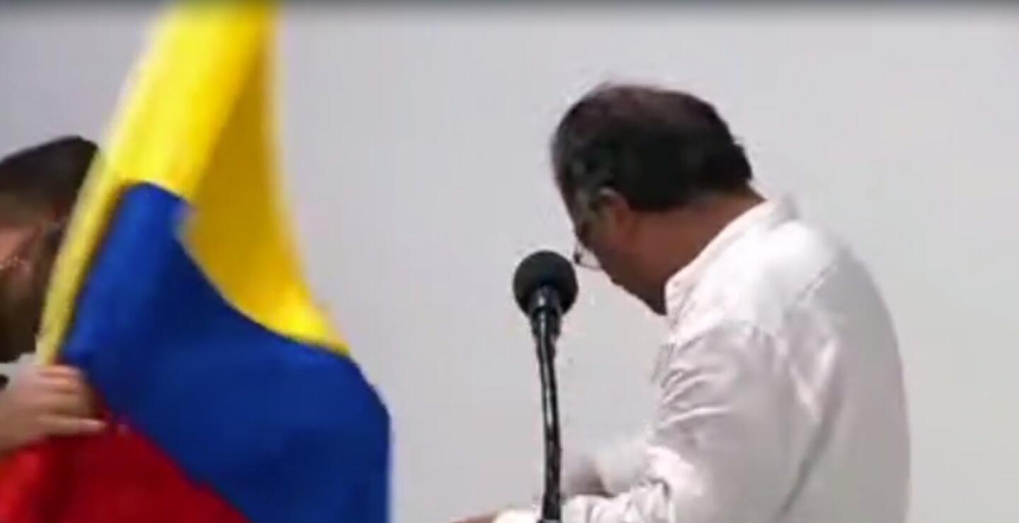 Gustavo Petro atiende a hombre de seguridad que se desmayó