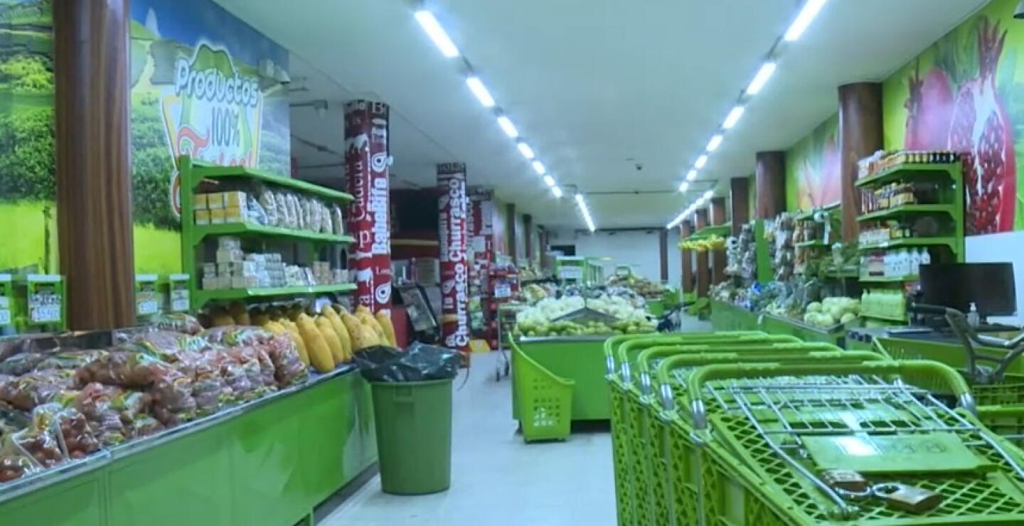 Delincuentes abren hueco en una pared para robar supermercado en Engativá