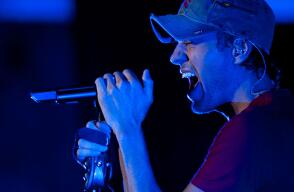 155458_enriqueiglesias970.jpg