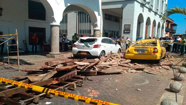 Balcón se desplomó sobre dos carros en el centro histórico de Cartagena 