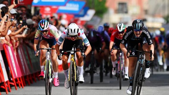 Imagen del final de la etapa 2 de la Vuelta a España femenina 2023, al esprint Imagen del final de la etapa 2 de la Vuelta a España femenina 2023, al esprint