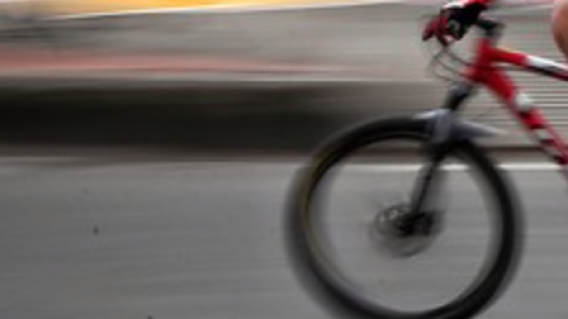 Indignante video en el que intentan hacer caer a un ciclista en movimiento Indignante video en el que intentan hacer caer a un ciclista en movimiento