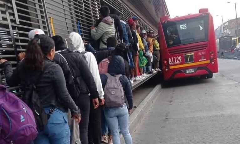 Colados en TransMilenio: hacen fila para evadir el pago Colados en TransMilenio: hacen fila para evadir el pago