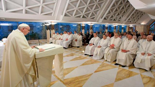 Sectores conservadores del Vaticano acusan al papa de difundir herejías