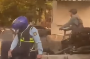 Motociclista arrolla a agente de tránsito