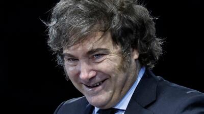 El presidente de Argentina, Javier Milei, participa en la sesión de clausura del Foro Económico de Madrid, un evento patrocinado por una plataforma de criptomonedas, en Madrid el 8 de junio de 2025.