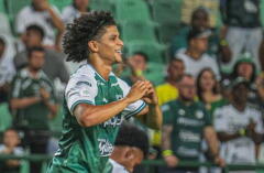 Eduard Bello celebra uno de los goles que marcó con Deportivo Cali al Cúcuta Deportivo. 