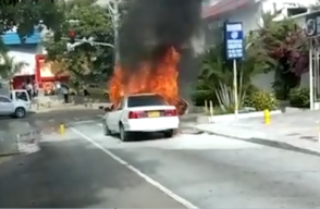 351586_BLU Radio// Carro se incendió cerca del centro comercial Parque Central. Foto: Cortesía