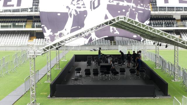 El estadio Vila Belmiro se prepara para despedir a Pelé. El estadio Vila Belmiro se prepara para despedir a Pelé.