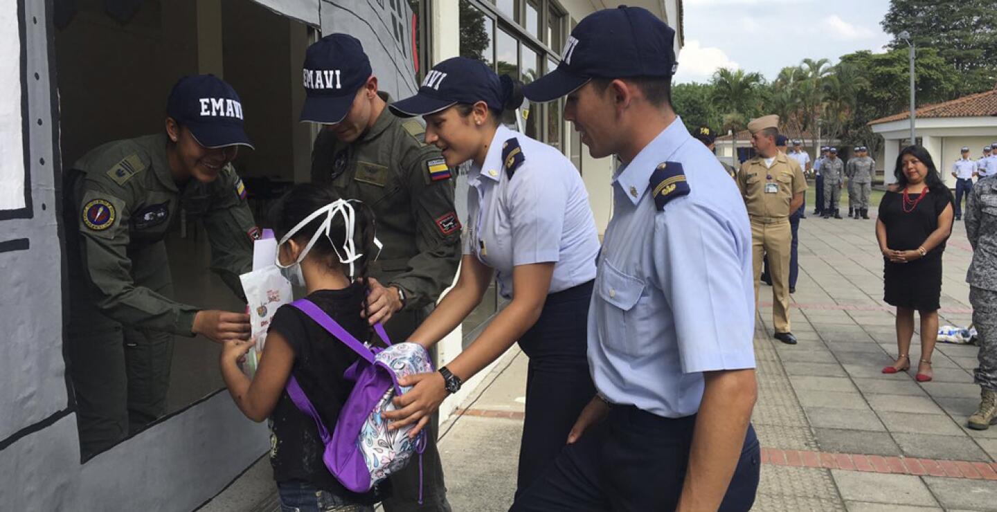 279484_Niños con cáncer visitaron la base aérea de Cali. Foto: la Escuela Militar de Aviación "Marco Fidel Suárez”.