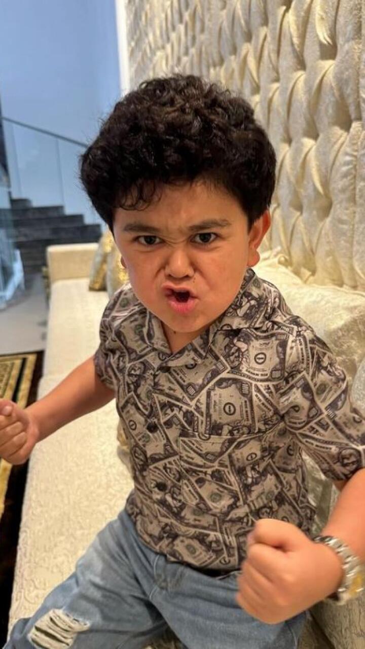 Joven que sufría bullying por medir menos de un metro, se hizo millonario e inspira a cientos en las redes sociales