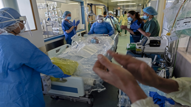 Ellos también necesitan ayuda: COVID-19 pone a prueba la salud mental del personal médico 