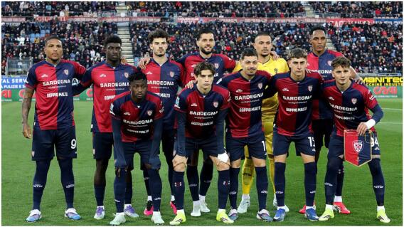 Yerry Mina en la formación del Cagliari frente al Nápoles por la Serie A.