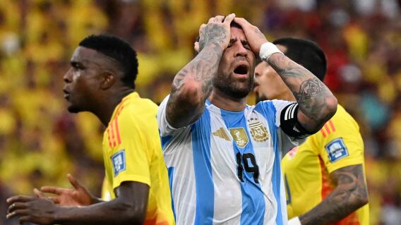Nicolás Otamendi lamentándose por la derrota contra Colombia, en Eliminatorias Sudamericanas. Nicolás Otamendi lamentándose por la derrota contra Colombia, en Eliminatorias Sudamericanas.