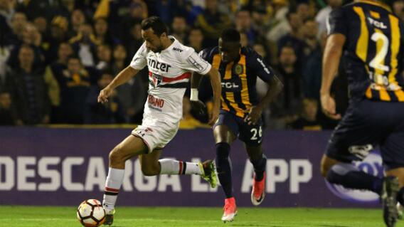 Óscar Cabezas jugó todo el partido para Rosario Central - @SaoPauloFC Óscar Cabezas jugó todo el partido para Rosario Central - @SaoPauloFC