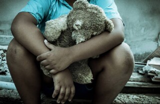 ¿Qué pasará con el niño golpeado por su mamá en Medellín?