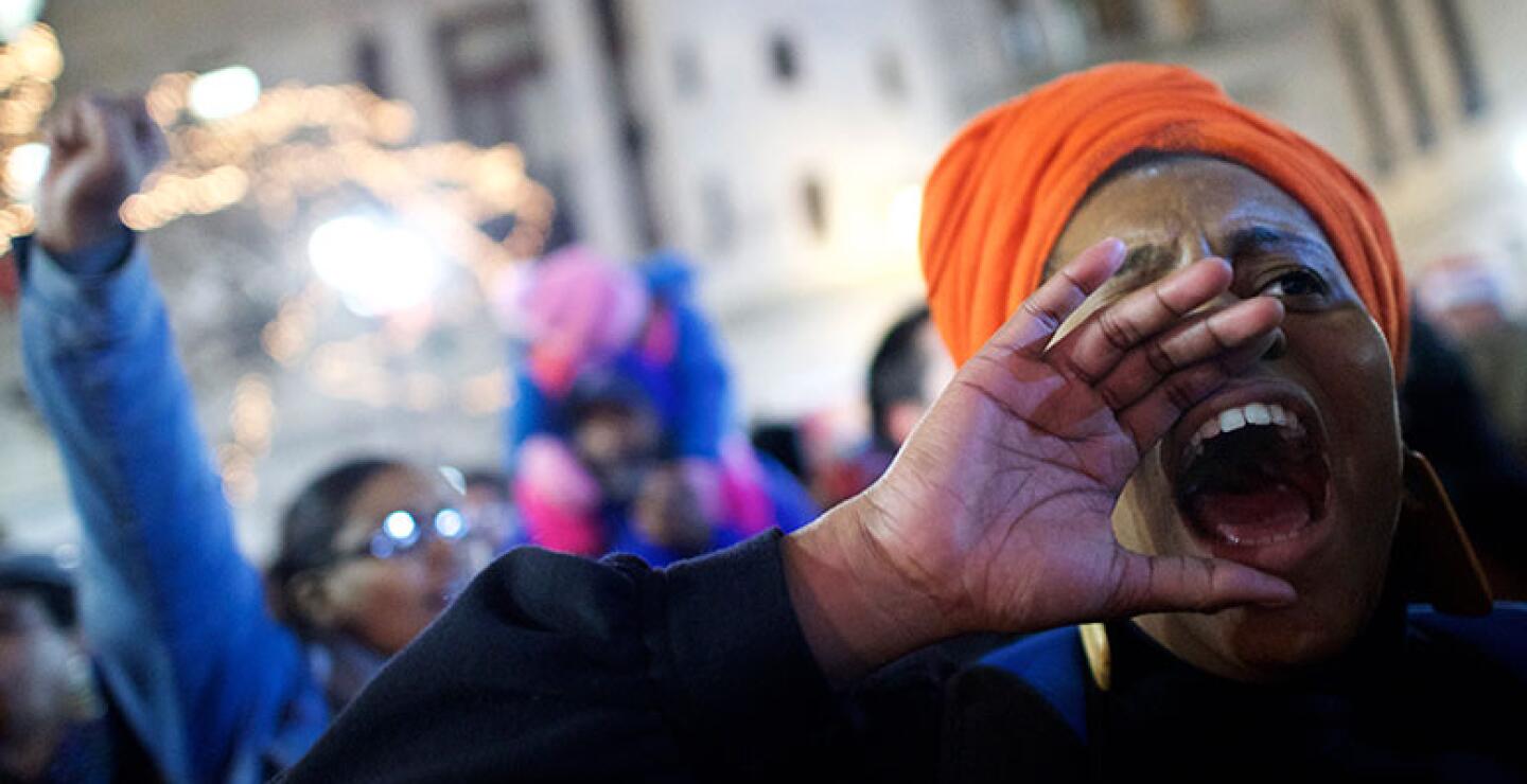 Pero cuando la Policía llegó al lugar, comenzaron a disparar desde la multitud por razones que aún se desconocen, precisó la Policía.