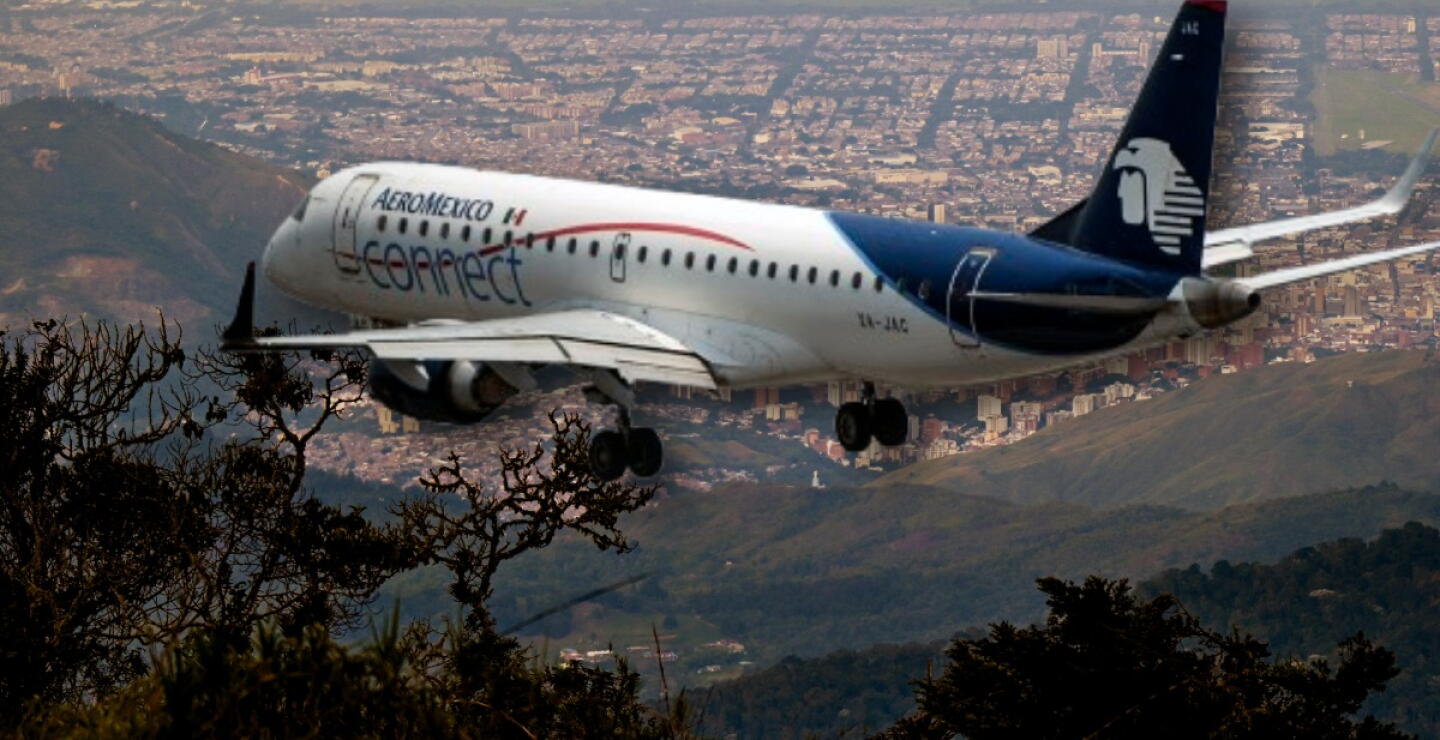 Avión de Aeroméxico sobre una panorámica de la ciudad de Cali, Colombia.