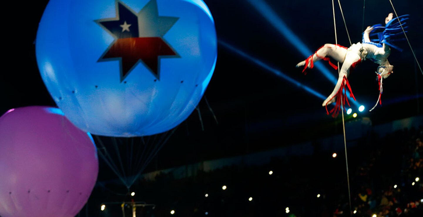 La espectacular presentación de las banderas participantes, que entraron volando por encima de las 46.000 cabezas que hoy atestaban el Estadio Nacional "Julio Martínez Prádanos", fue uno de los momentos que encumbró la ceremonia inaugural.