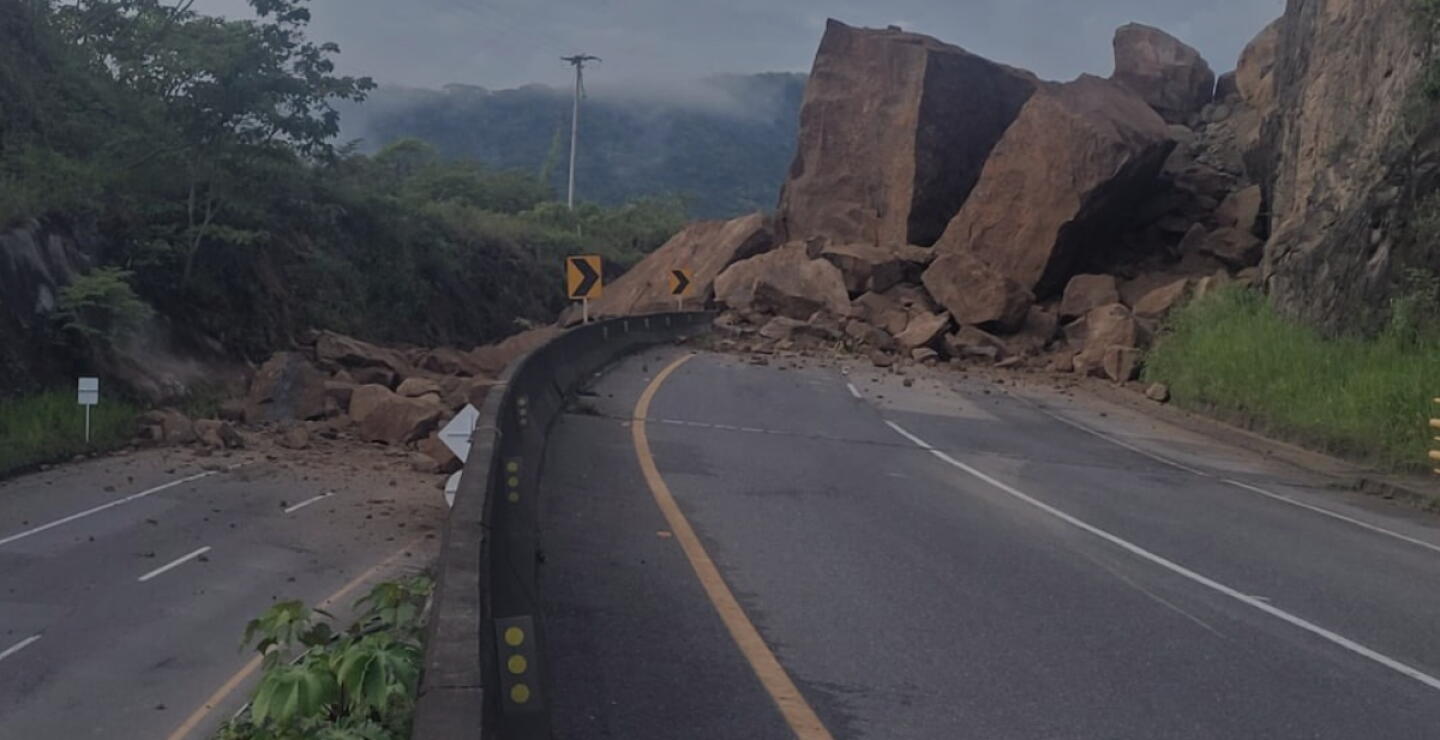 Inmensas rocas cayeron sobre Ruta del Sol entre El Korán y Guaduas, en Cundinamarca