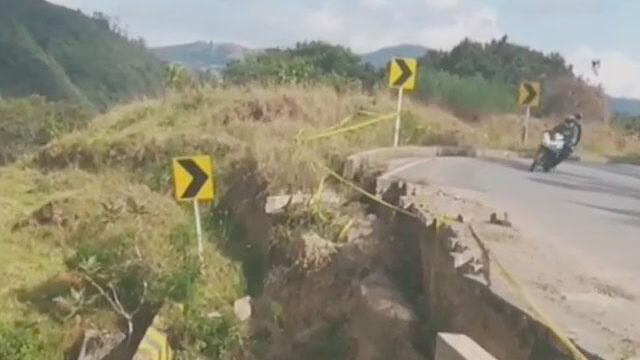 Cinta reflectiva, el segundo “arreglo” que han hecho a vía que se cae a pedazos en Ventaquemada