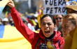 Manifestantes marchan contra el gobierno del presidente colombiano Gustavo Petro por las reformas de salud y pensiones en Bogotá el 6 de marzo de 2024.