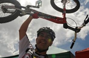 ¡Increíble hazaña! Deportista rompe récord al subir 223 escaleras de la Comuna 13 en bicicleta