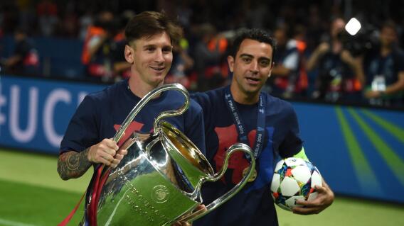 Xavi Hernández y Lionel Messi levantando el trofeo de la Champions League, tras vencer en la final de 2015 a Juventus. Xavi Hernández y Lionel Messi levantando el trofeo de la Champions League, tras vencer en la final de 2015 a Juventus.