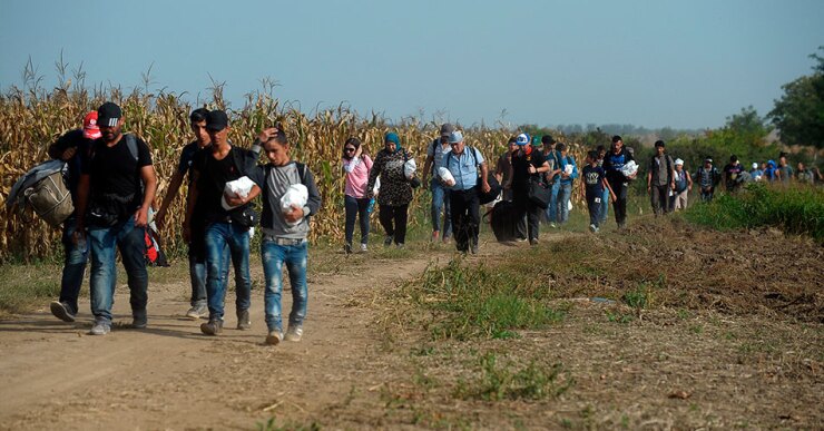 En grupos, callados y cansados, pero algunos con sonrisas de esperanza, los refugiados de Oriente Medio esperan poder acercarse por aquí un poco más hacia una nueva vida mejor en Europa occidental.
