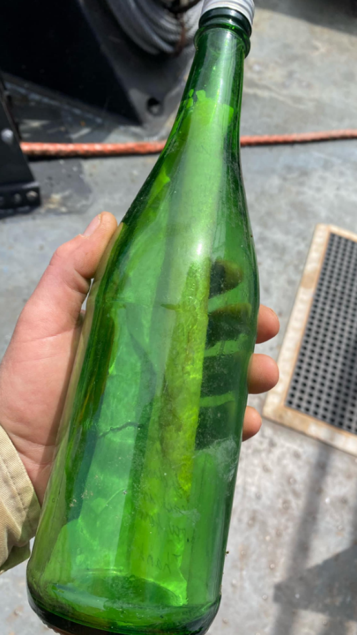 Hallan tierno mensaje dentro de una botella en un río: fue escrito por un niño hace 33 años