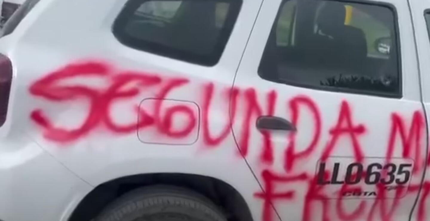 En Sumapaz, Bogotá, disidentes de las FARC colocaron grafitis en camioneta