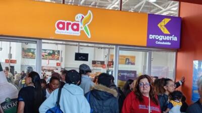 Ciudadanos en el supermercado ARA donde antes quedaba un supermercado Colsubsidio. Ciudadanos en el supermercado ARA donde antes quedaba un supermercado Colsubsidio.
